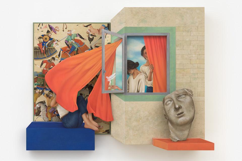 阿尔加万·科斯拉维，《橙色的帷幕》，2022年. 压克力在帆布上，在成型木板上，在木板上. 64 1/2 x 49英寸. ©Arghavan Khosravi. 图片由艺术家和纽约瑞秋·乌夫纳画廊提供.