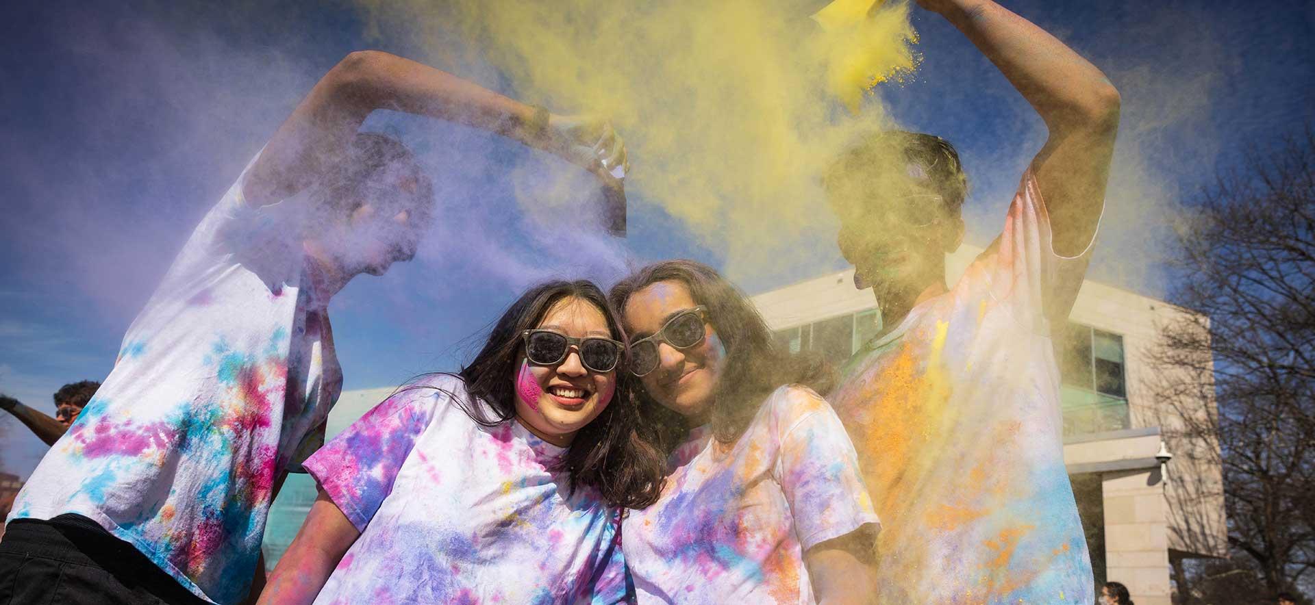 在印度庆祝胡里节期间，笑容满面的365betapp学生身上涂满了颜料